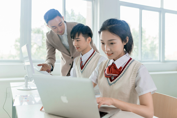 學(xué)電腦在哪里報(bào)名？計(jì)算機(jī)培訓(xùn)與入門全過程科普